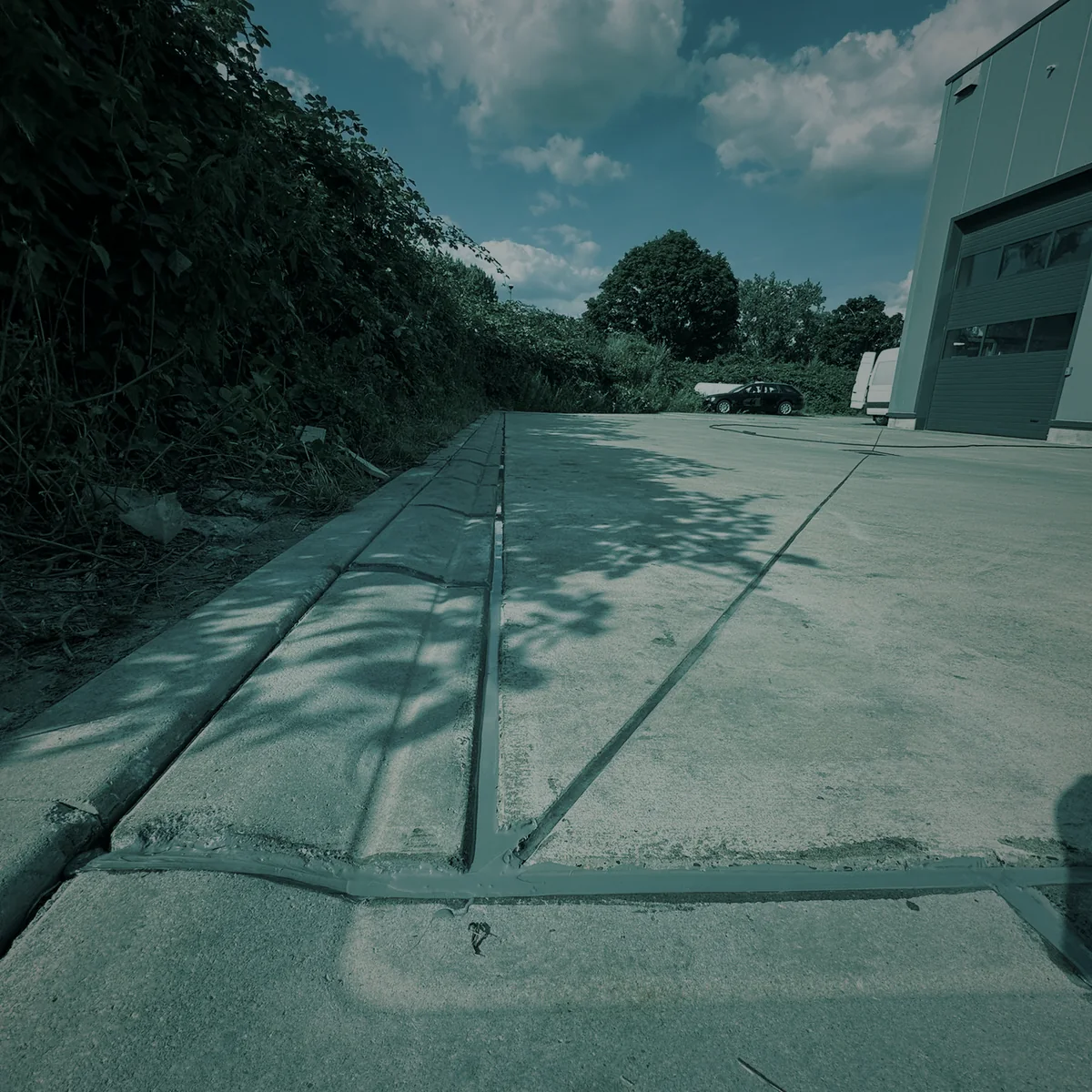 Fuge entlang der Fahrspur auf einer Betonfläche